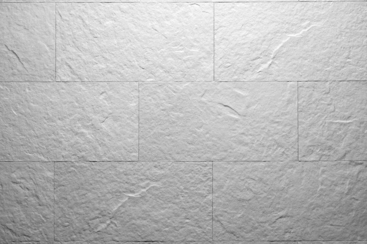 Placă flexibilă albă R01 Mont Blanc cu relief de piatră naturală, montată cu rosturi decalate