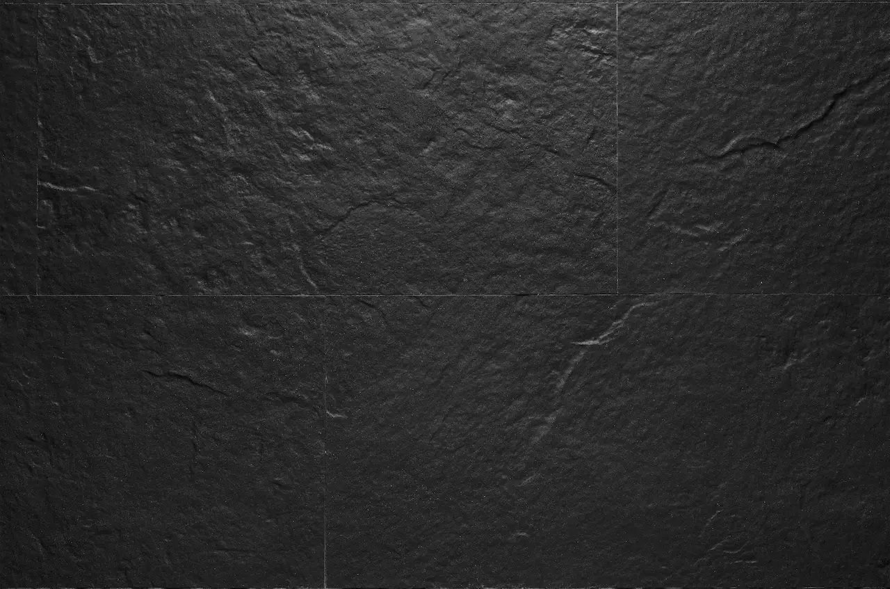 Placă flexibilă aproape neagră R09 Volcanic Anthracite cu relief pronunțat de piatră naturală