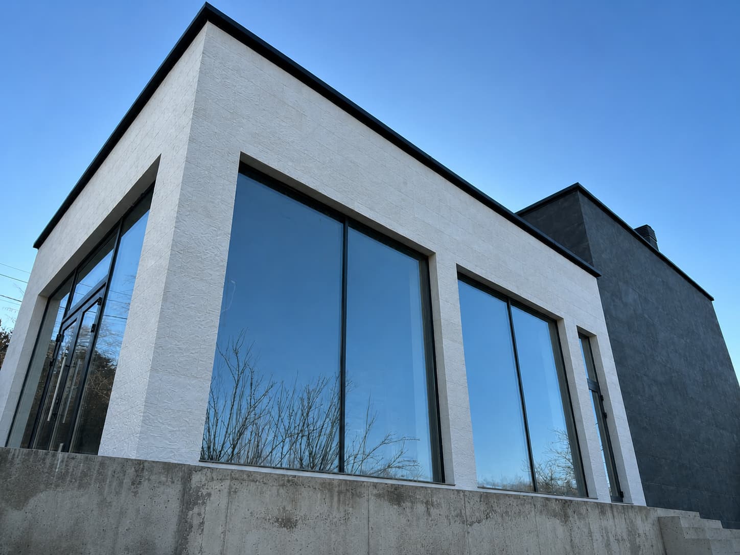 Pletaflex flexible panels — a house on the outskirts — 4