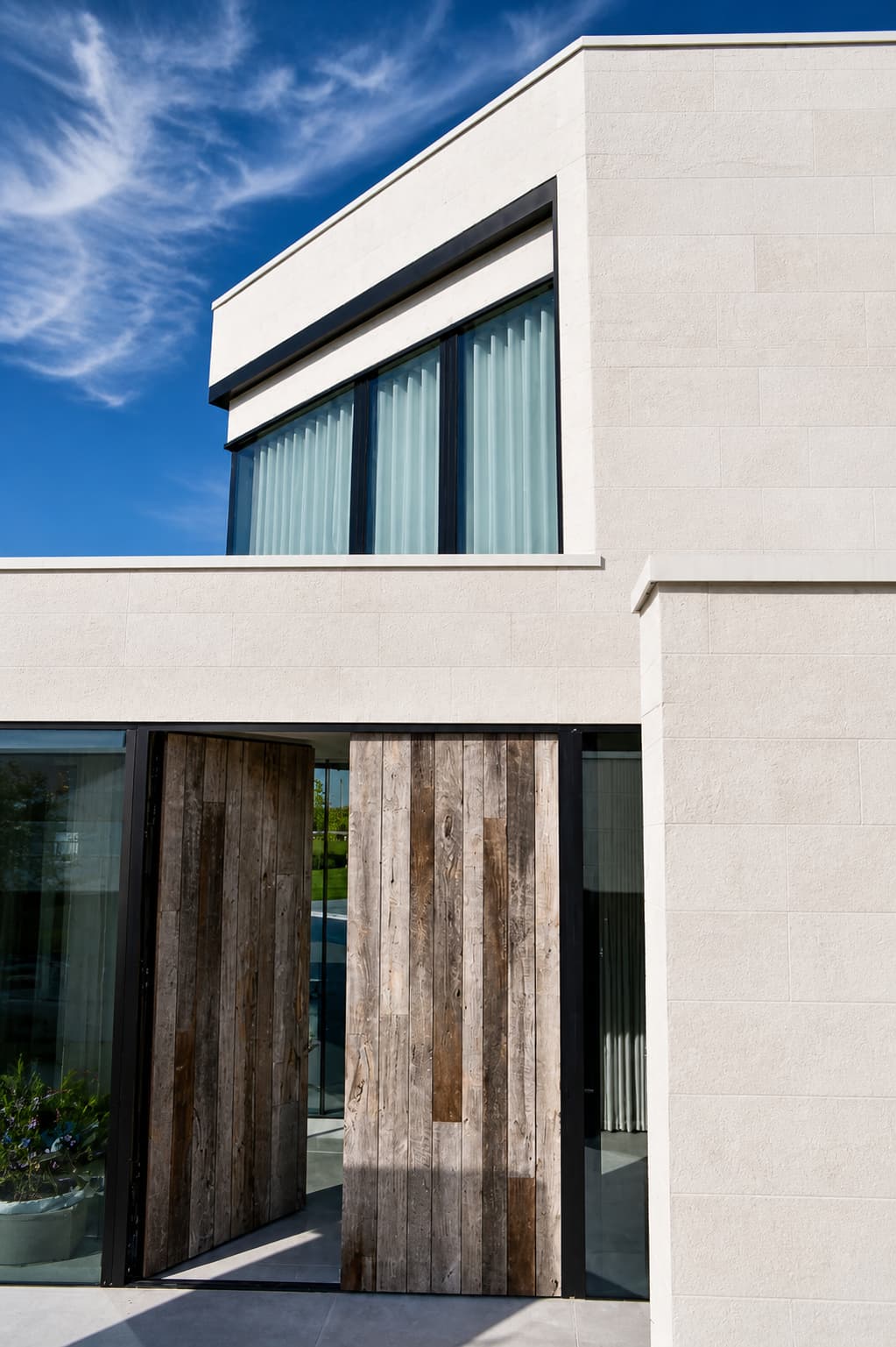 Flexible stone — the facade of a manor house in Germany — 4