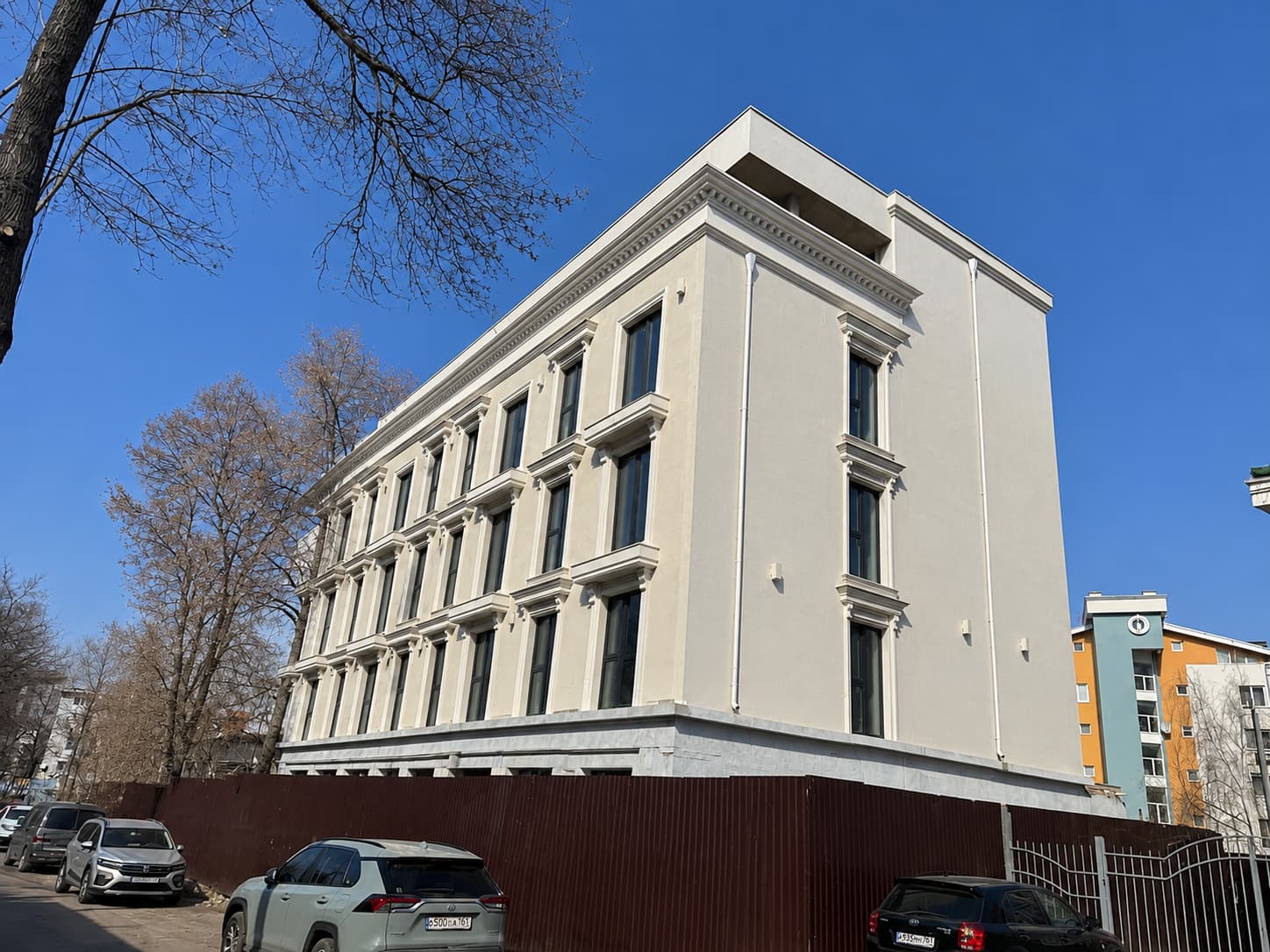 Flexible panels — multi-storey building in the city centre — 1