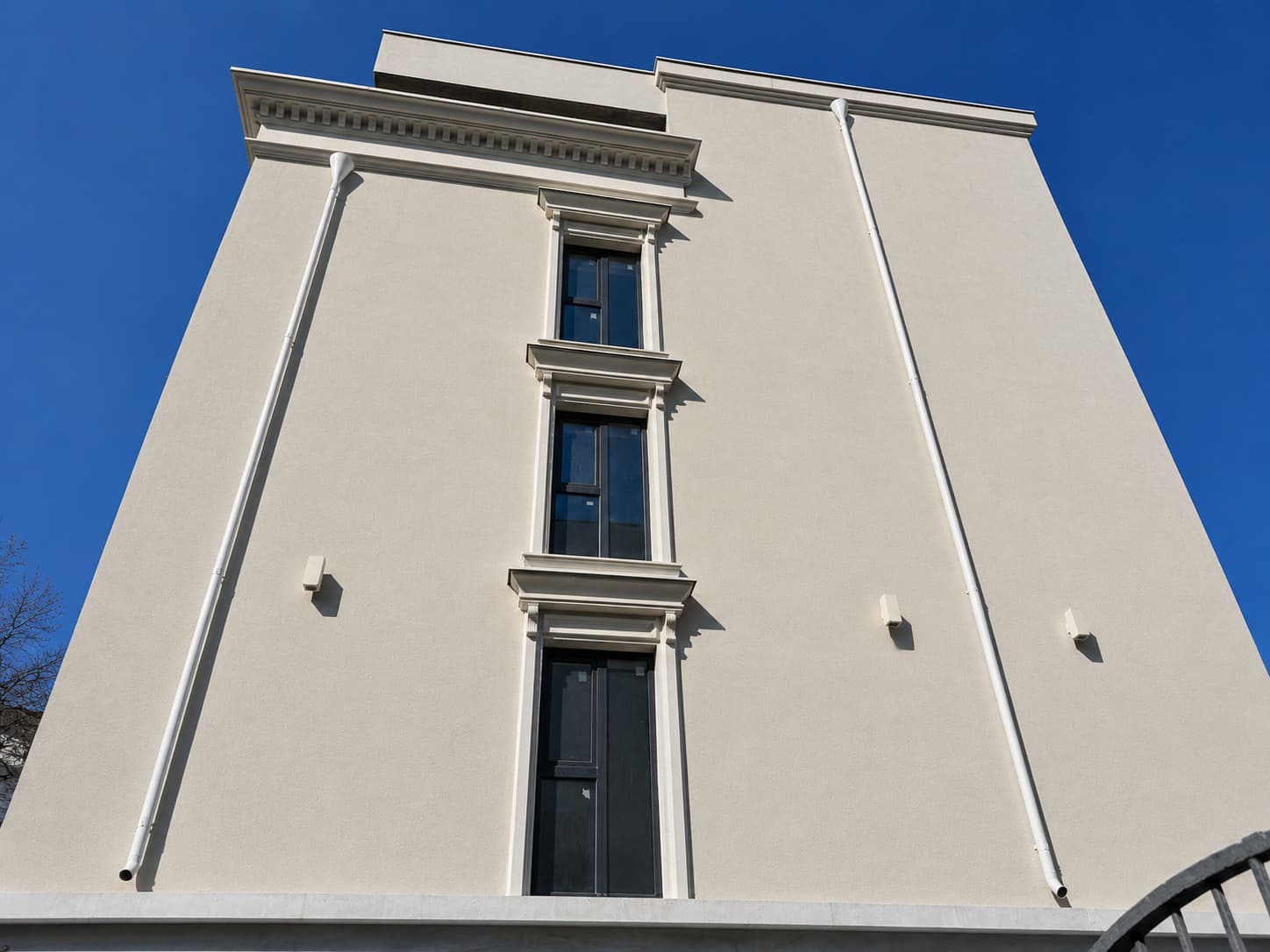 Flexible panels — multi-storey building in the city centre — 6