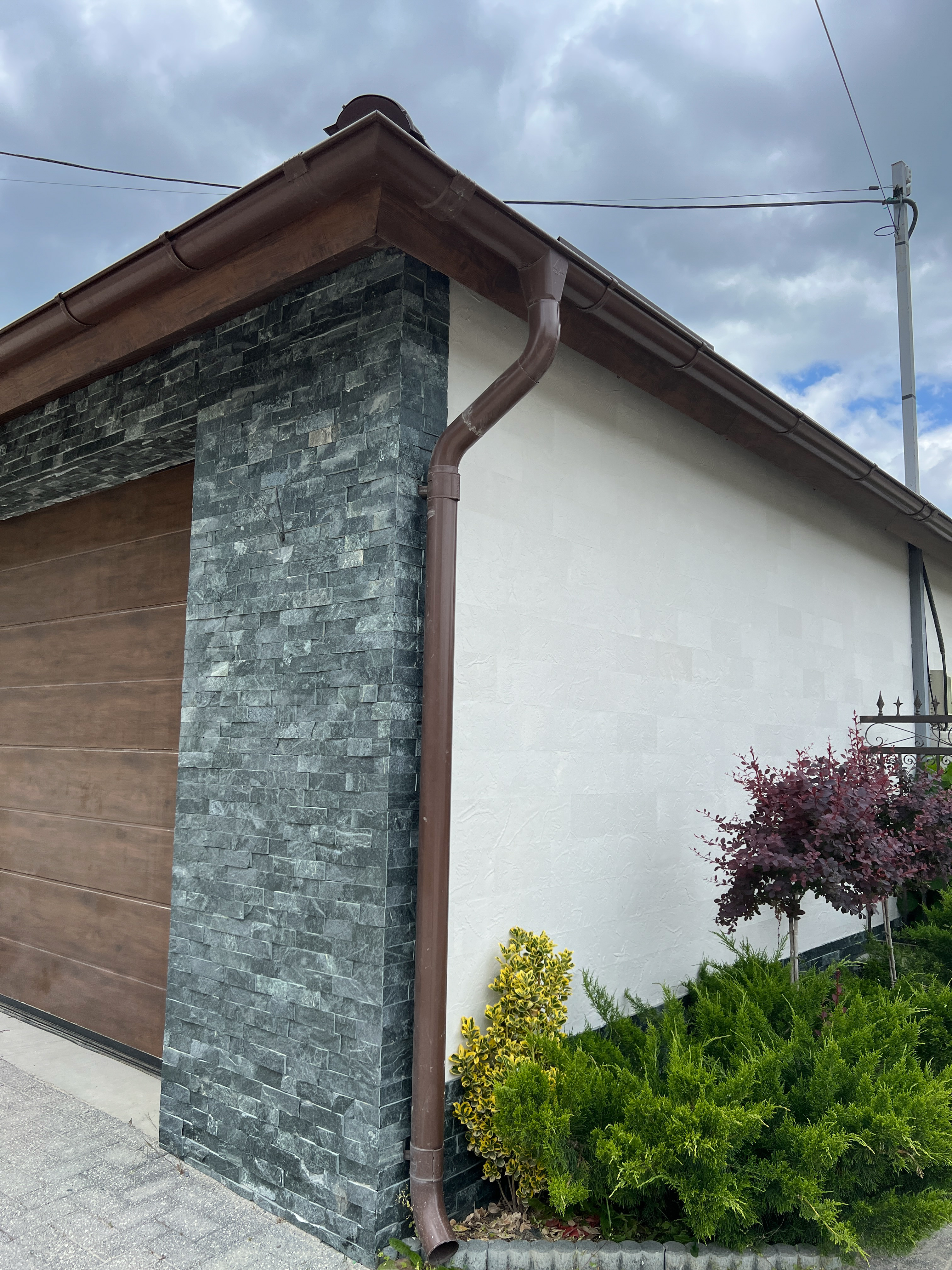 Flexible stone — the extended facade of a complex — 17