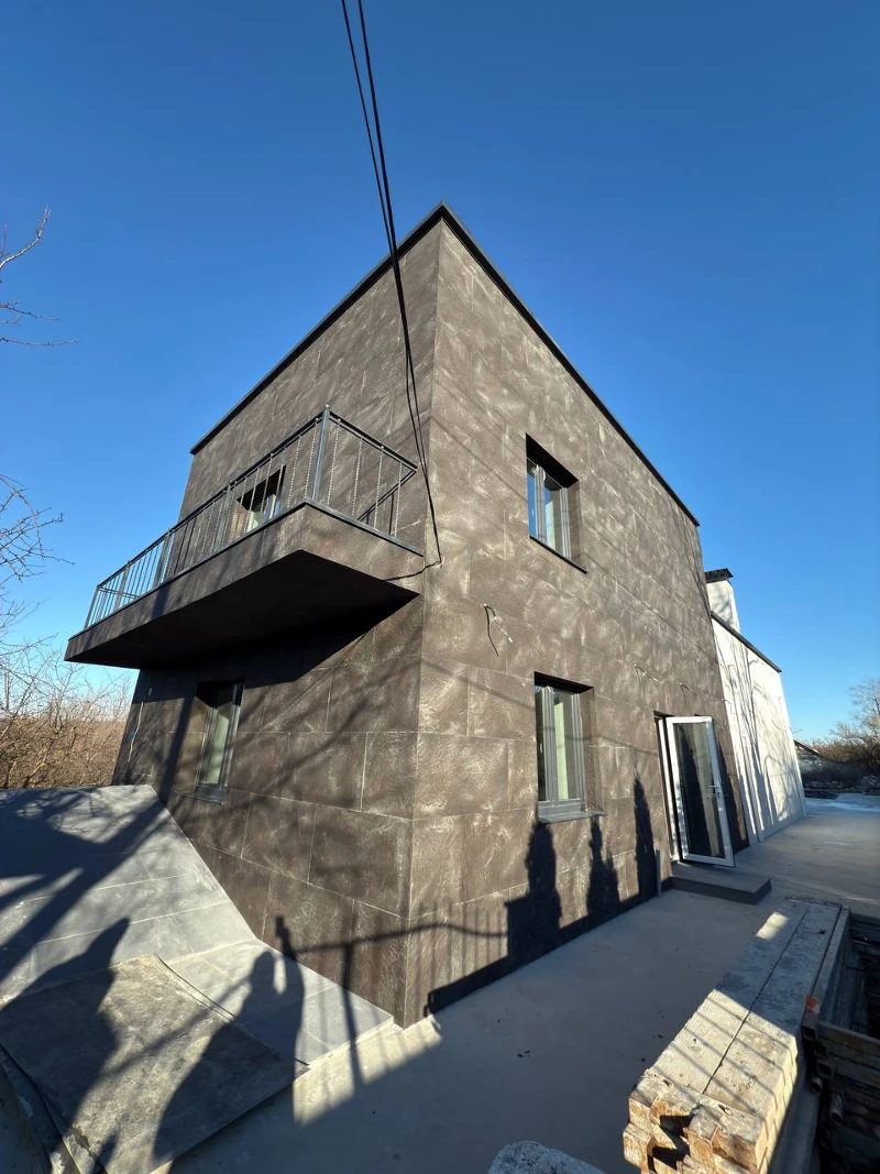 Pletaflex flexible panels — a house on the outskirts