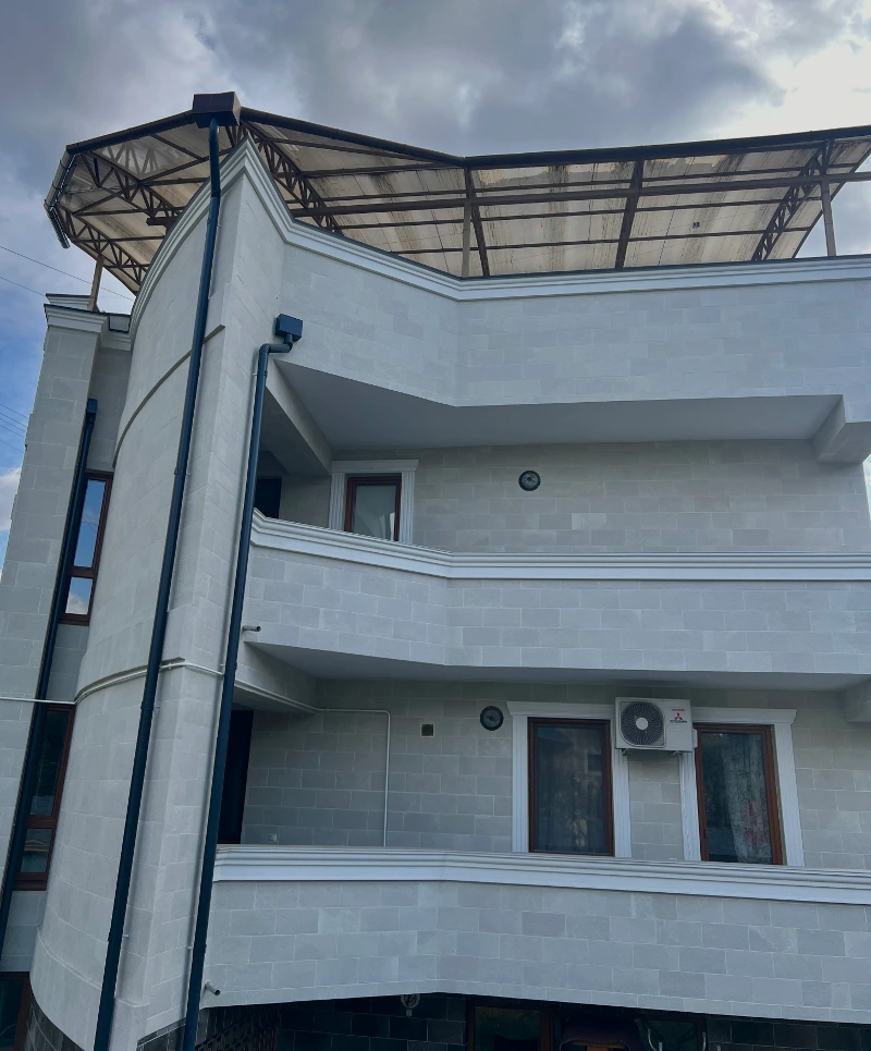 Flexible stone for the facade — building in Ciocana